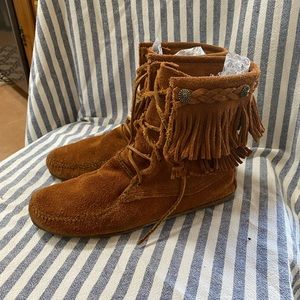 Minnetonka 2-tier Fringe booties
